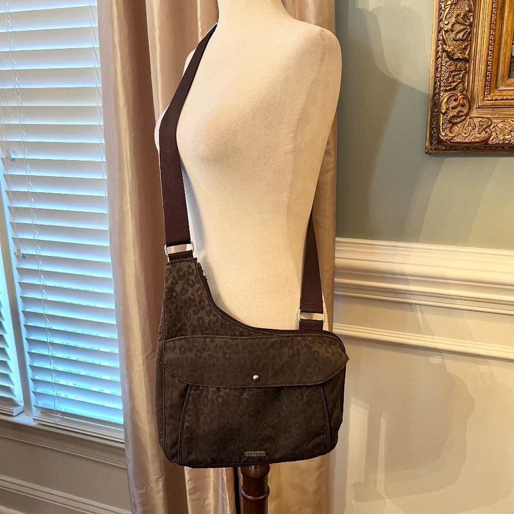 EUC Baggallini Brown Tonal Leopard Print Crossbody Travel Bag Purse Sling